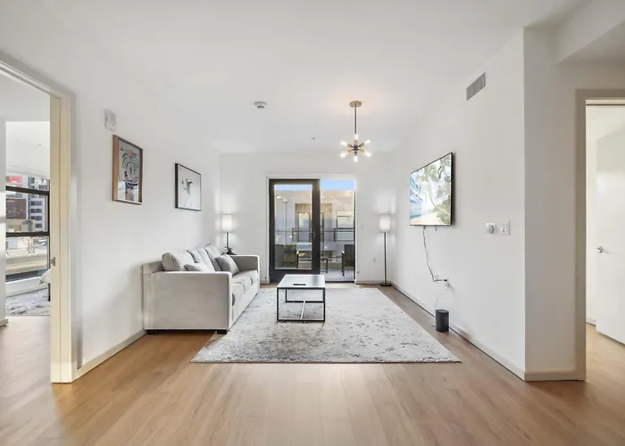 Modern 2-Br Apt Pool Gym Hollywood