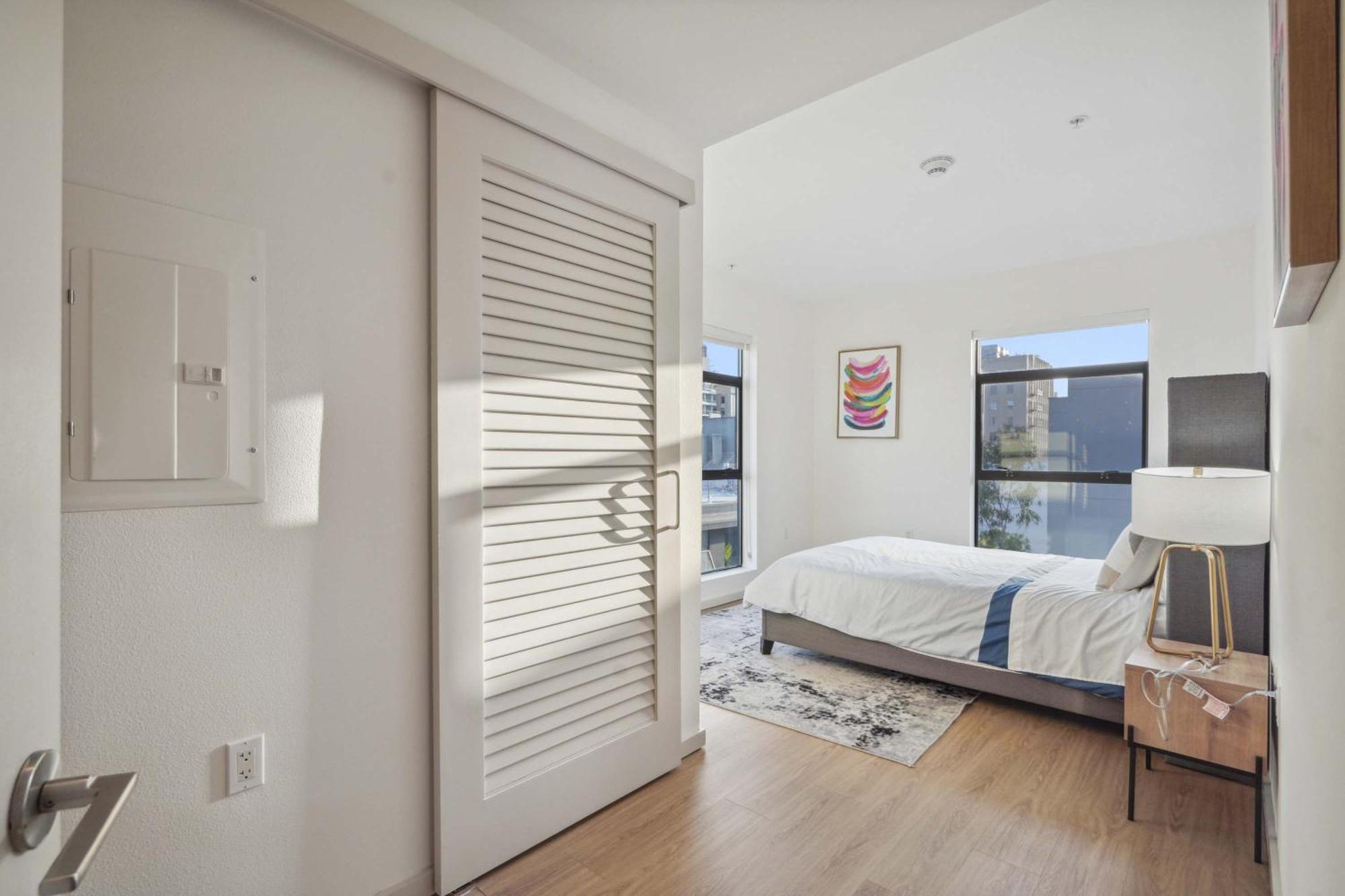 Modern 2-br Pool Gym Hollywood *