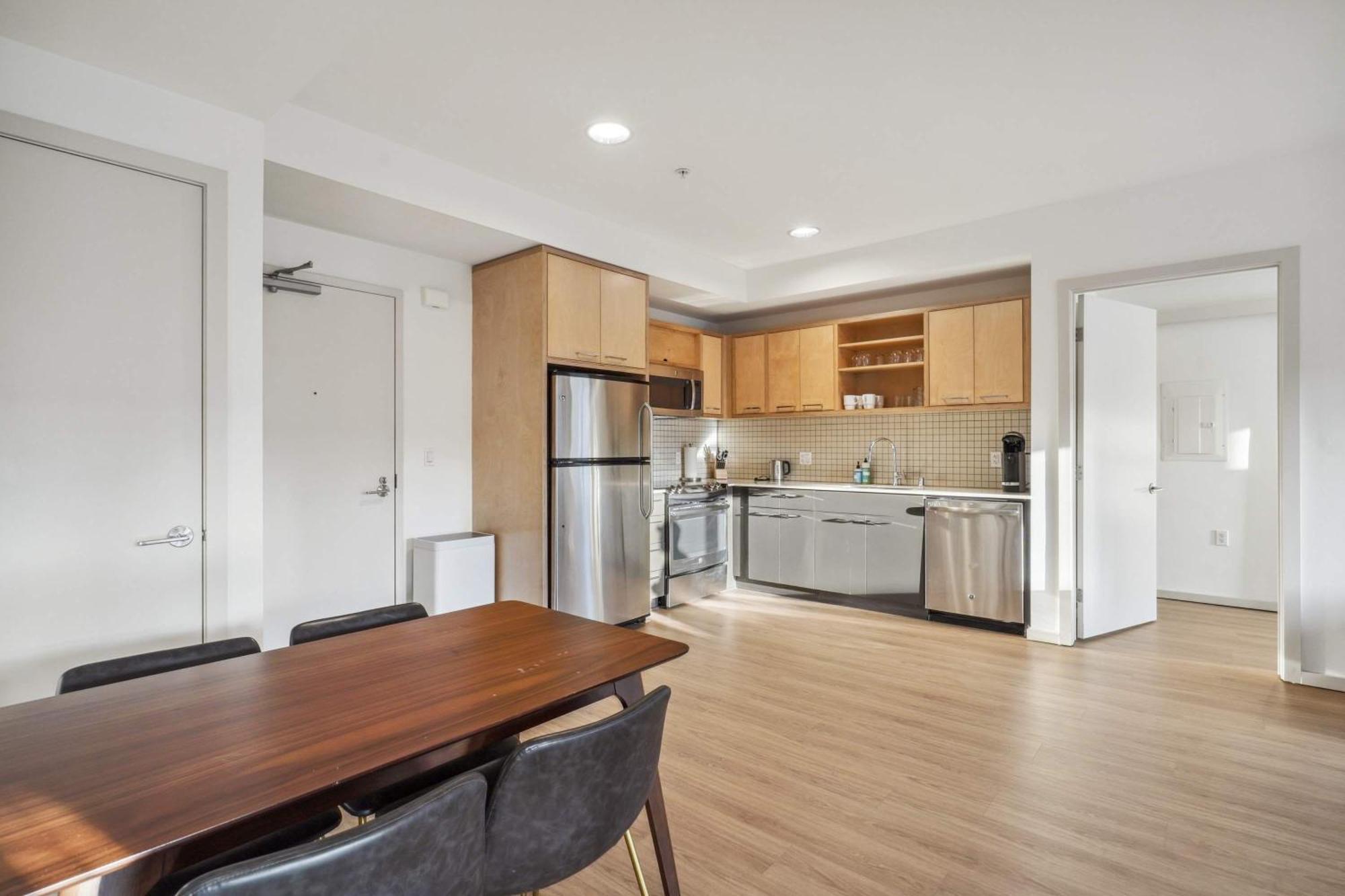 Modern 2-br Pool Gym Hollywood Apartment Los Angeles