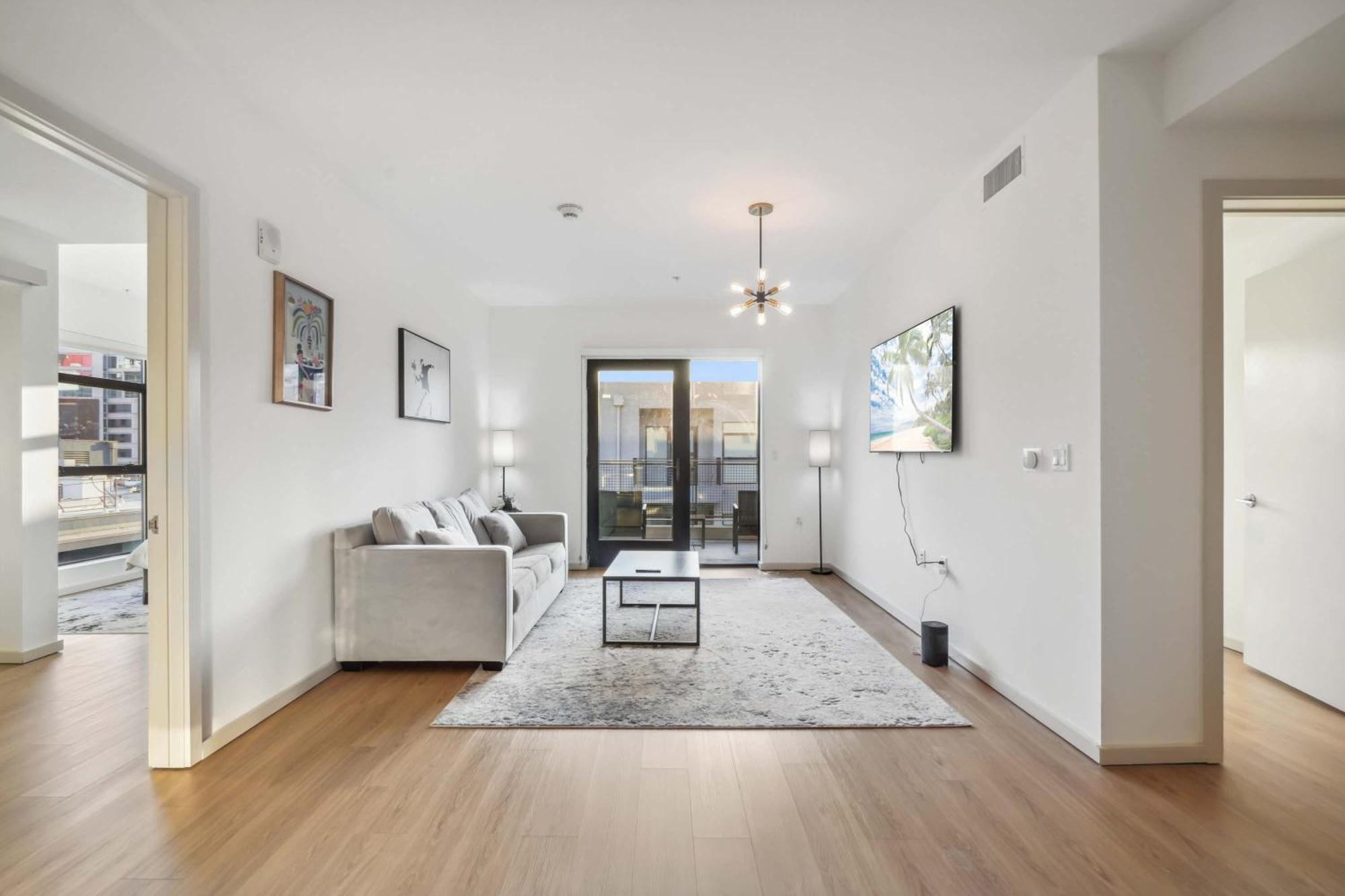 Modern 2-br Pool Gym Hollywood Apartment