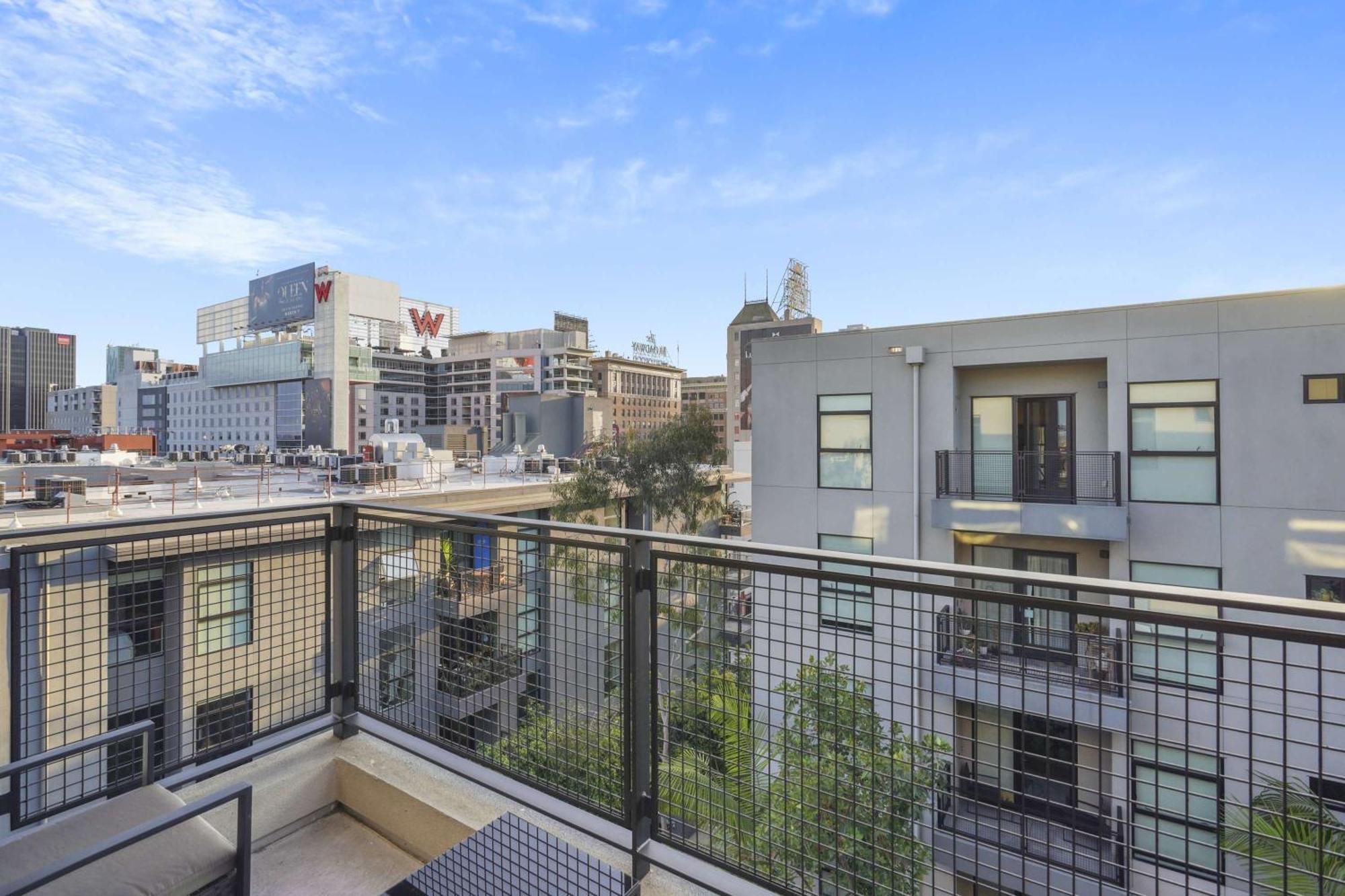 Modern 2-br Pool Gym Hollywood Los Angeles